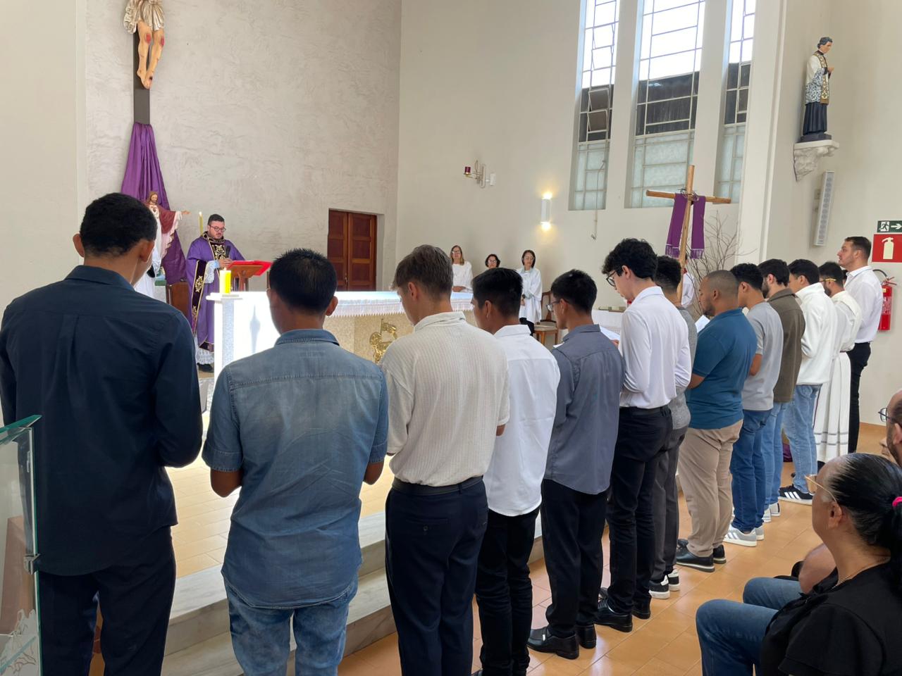 Noviços salesianos recebem Constituições e Regulamentos durante celebração em Barbacena (MG)