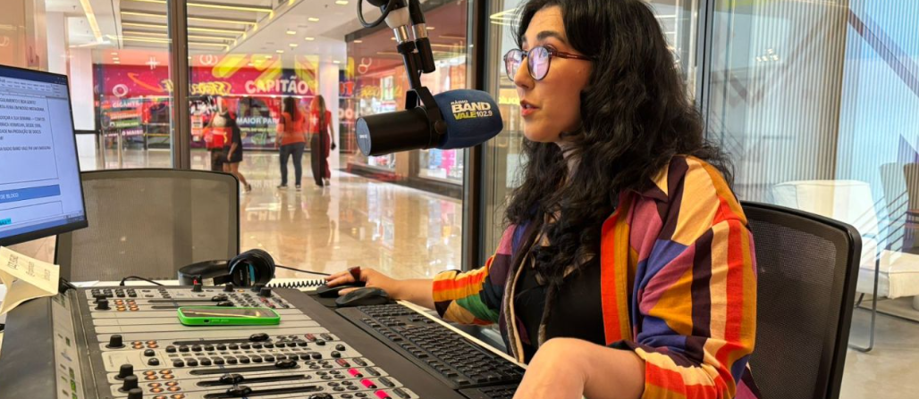Ex-aluna do UNIFATEA se destaca na Rádio Regional e relembra formação no curso de Rádio, TV e Internet