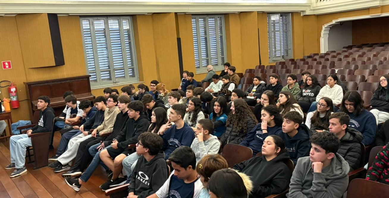 Colégio Auxiliadora recebe Vanessa Polli e aborda bullying, cyberbullying e ECA Digital